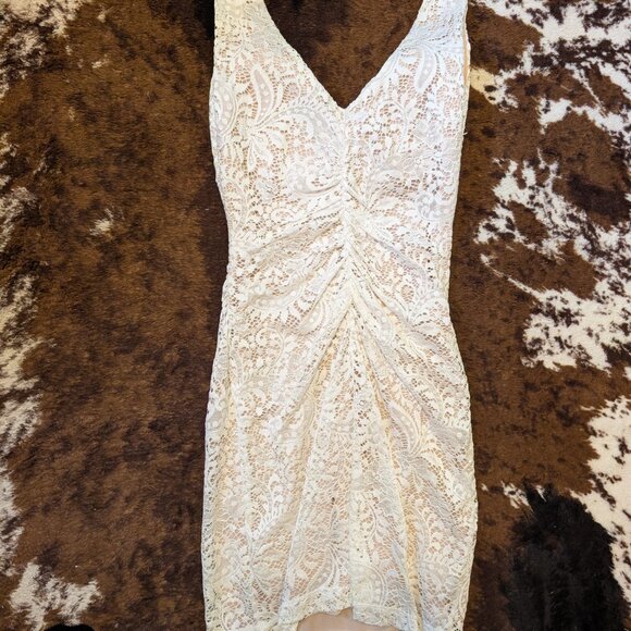 Windsor LIKE NEW Lace Mini Dress w/ Padded Bust - Picture 4 of 6